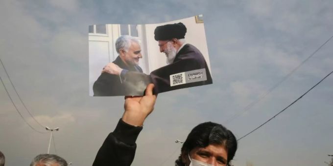 Ein Demonstrant in Bagdad mit einem Foto des getöteten Soleimani Ein Demonstrant in Bagdad mit einem Foto des getöteten Soleimani