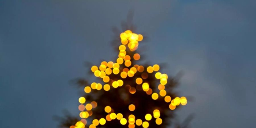 Lichterkette an einem Weihnachtsbaum