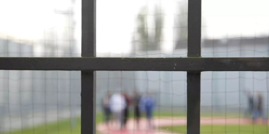 Gitter in einer Justizvollzugsanstalt, hier in Stuttgart