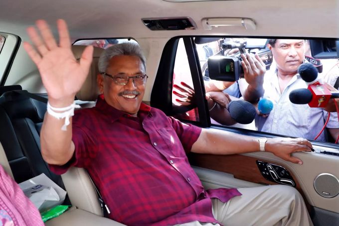 Sri Lankas ehemaliger Verteidigungsminister und Präsidentschaftskandidat Gotabaya Rajapaksa winkt den Medien nach der Abstimmung. Sri Lanka
