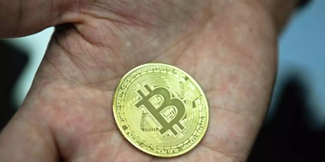 Bitcoin Münze Hand