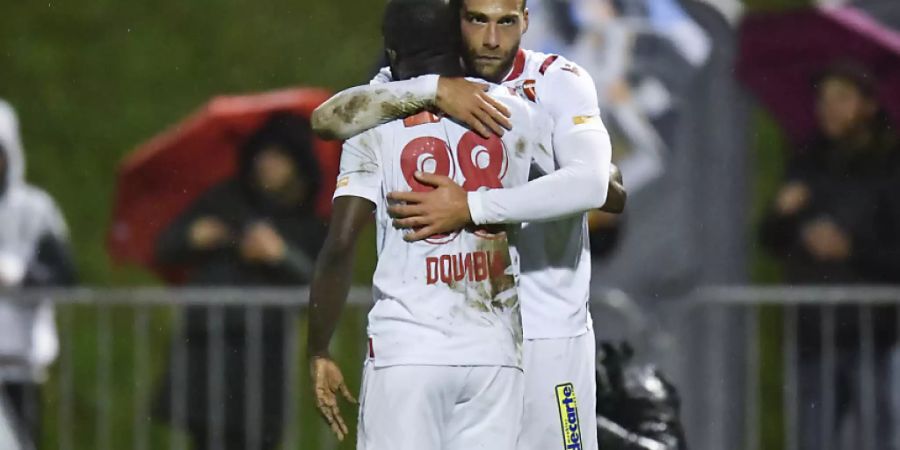 Pajtim Kasami und Seydou Doumbia freuen sich über den Sieg beim FC Linth