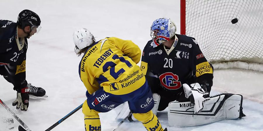 Davos' Mattias Tedenby trifft hier zum zeitweiligen 1:1 gegen Freiburgs Torhüter Reto Berra