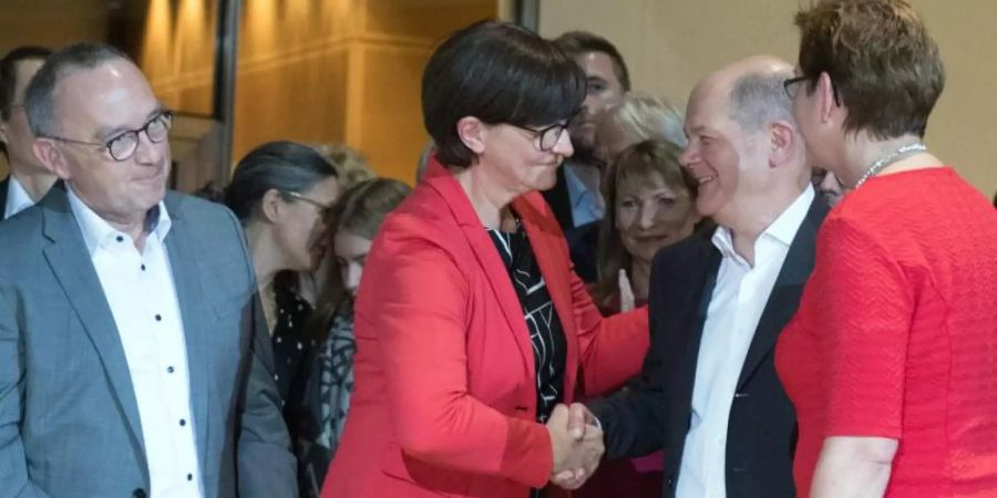 Sie reden vom Kanzleramt: Die SPD-Kandidatenpaare Norbert Walter-Borjans (l) und Saskia Esken (2.v.l) sowie Olaf Scholz (2.v.r.) und Klara Geywitz (r.). Foto: Jörg Carstensen/dpa