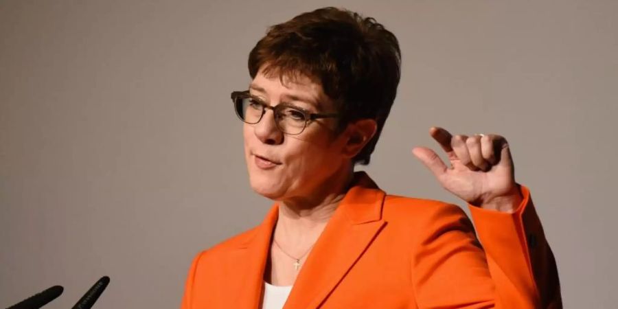 Die CDU-Vorsitzende und Bundesverteidigungsministerin Annegret Kramp-Karrenbauer fordert ihre innerparteilichen Gegner zu einer offenen Auseinandersetzung auf. Foto: Nicolas Armer/dpa