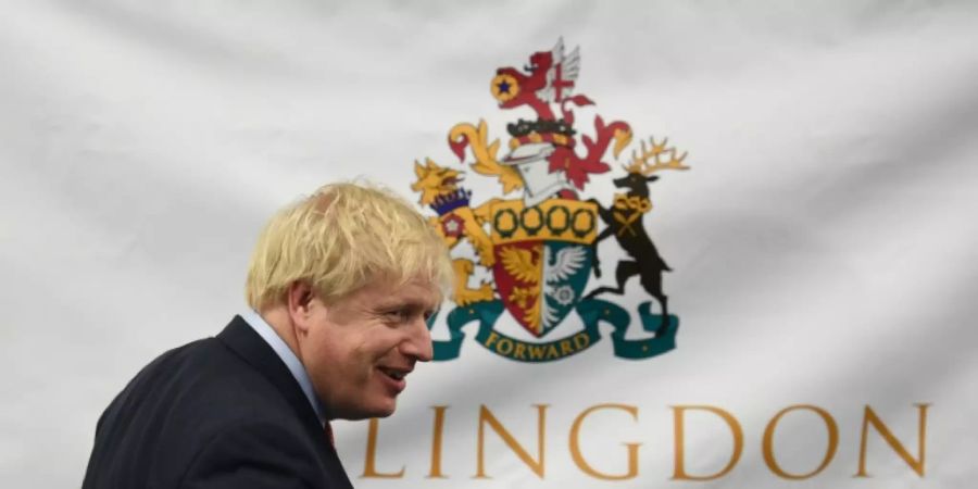 Ein fröhlicher Boris Johnson in der Wahlnacht