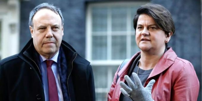 Die DUP-Vorsitzende Arlene Foster und Stellvertreter Nigel Dodds in London. Foto: Matt Dunham/AP/dpa Die DUP-Vorsitzende Arlene Foster und Stellvertreter Nigel Dodds in London. Foto: Matt Dunham/AP/dpa