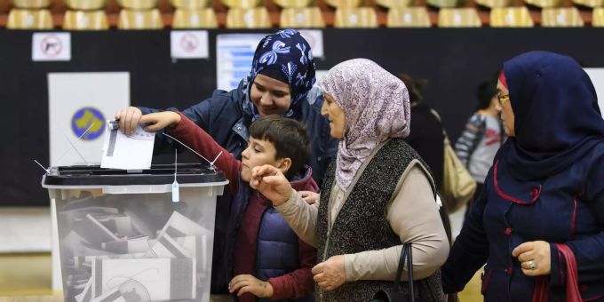 1,9 Millionen Menschen waren im Kosovo zur Wahl aufgerufen. Kosovo Wahlen Parlament