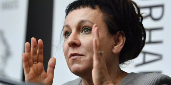 Auf dem Weg zu einer Lesung: Die frisch gebackene Literaturnobelpreisträgerin Olga Tokarczuk bei einer Pressekonferenz in Bielfeld. Foto: Friso Gentsch/dpa Literaturnobelpreis Olga Tokarczuk