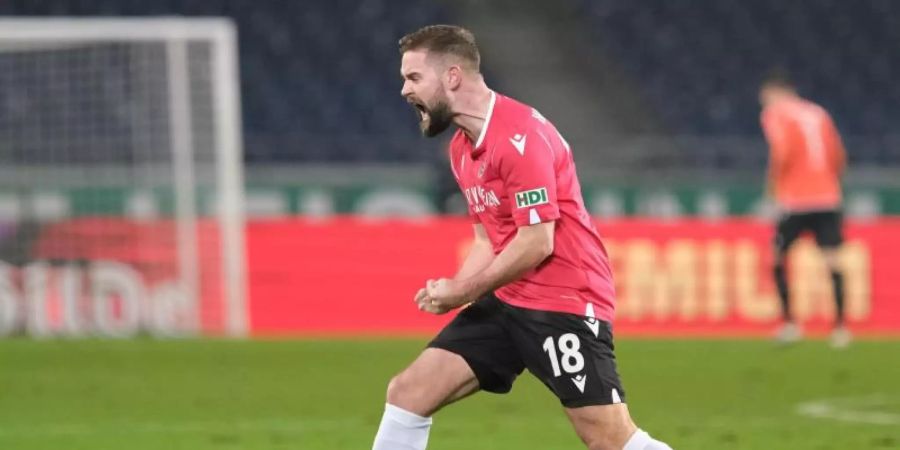 Hatte den nicht gewerteten Ausgleich gegen Darmstadt 98 erzielt: Marc Stendera von Hannover 96. Foto: Peter Steffen/dpa