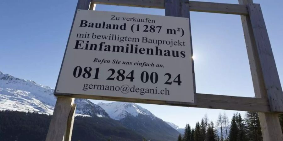 Die Schweizer Bevölkerung lebt gern geräumig - sofern sie es sich leisten kann. Eine Million der 1,75 Millionen Gebäude mit Wohnnutzung sind Einfamilienhäuser.  Im Schnitt residieren 12,5 Mal mehr Schweizer Haushalte in Einfamilienhäusern als ausländische. (Symbolbild)