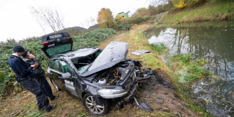 Das Unfallauto nach der Bergung aus dem Wasserbecken
