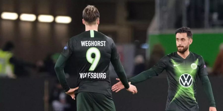 Ungewohntes Bild in dieser Saison: Yunus Malli (r) auf dem Platz im VfL-Trikot. Foto: Peter Steffen/dpa