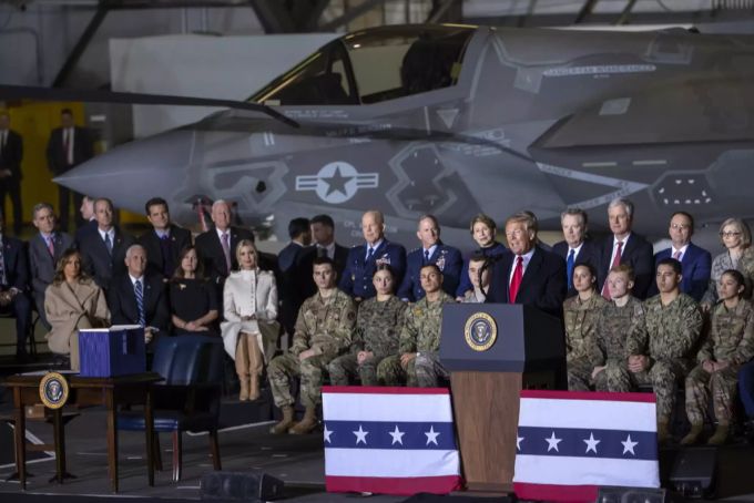 Donald Trump bei der Zeremonie auf der Luftwaffenbasis Andrews bei Washington. trump
