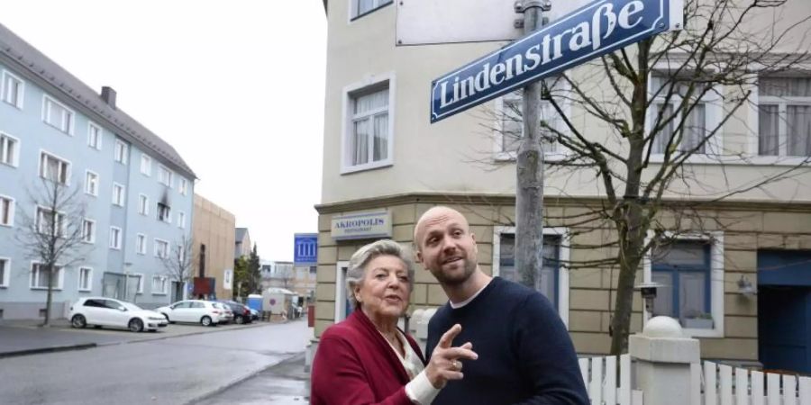 Marie-Luise Marjan und Moritz Sachs ziehen aus der «Lindenstrasse» aus. Foto: Roberto Pfeil/dpa
