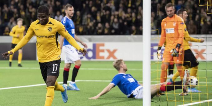 Roger Assalé (YB) bejubelt seinen Treffer gegen die Glasgow Rangers. Roger Assalé YB