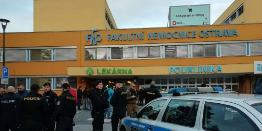 Polizisten vor dem Krankenhaus in Ostrava