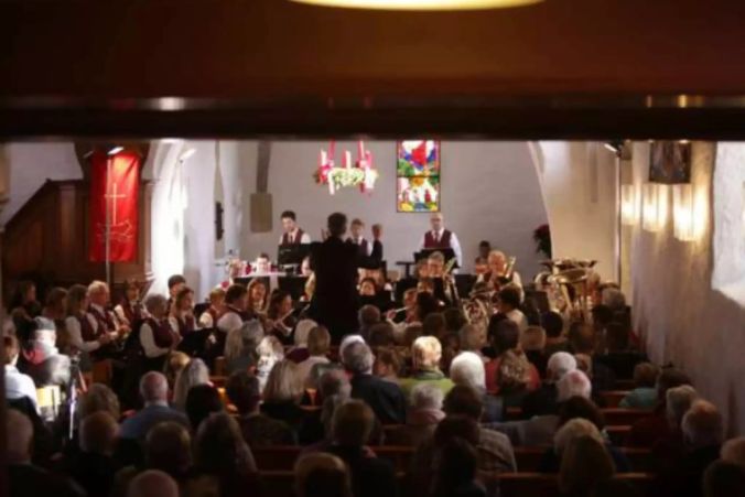 Die Kirche - berstend voll