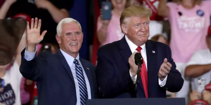 Mike Pence (l.), Vizepräsident der Vereinigten Staaten, mit Donald Trump, dem Präsidenten. mike pence donald trump