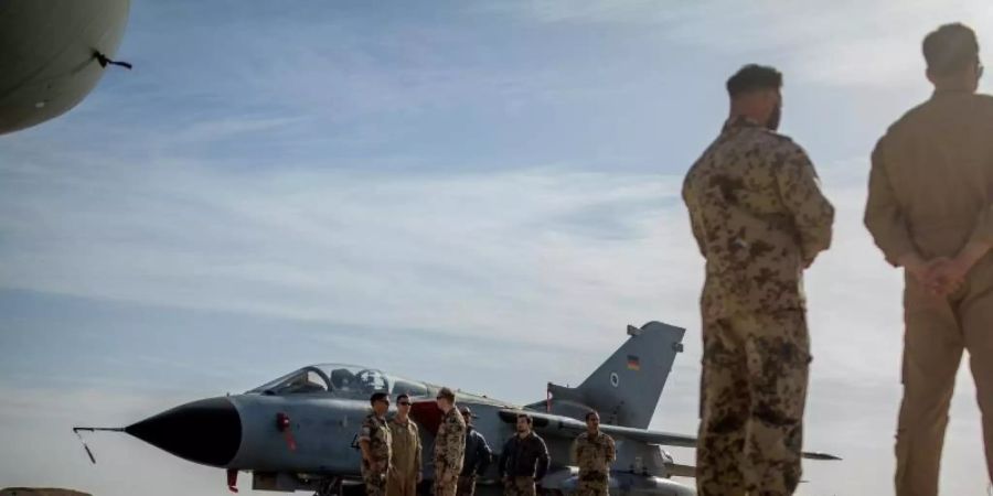 Vom Luftwaffenstützpunkt Al-Asrak in Jordanienn starten die Tornado-Aufklärungsflugzeuge während der Mission «Counter Daesh» in Richtung Syrien. Foto: Michael Kappeler/dpa pool/dpa