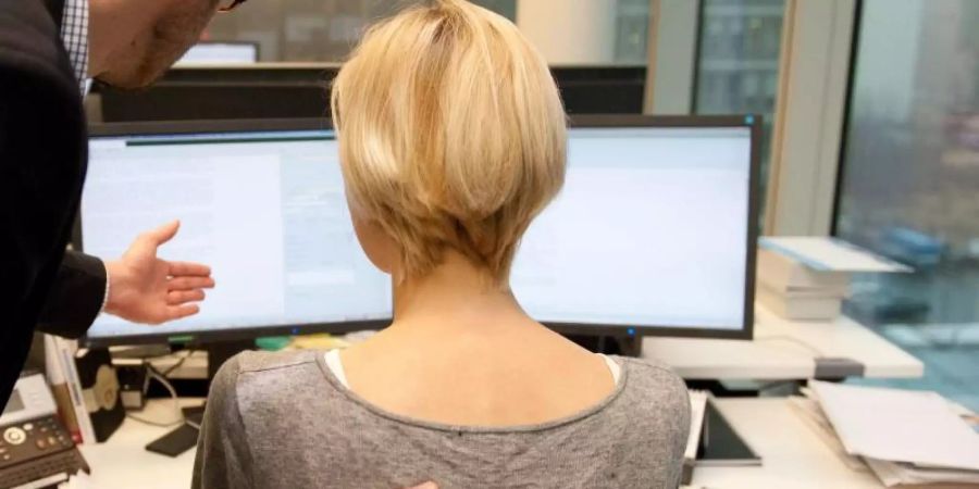 Laut einer repräsentativen Umfrage wurden rund 13 Prozent der Frauen und 5 Prozent der Männer in den vergangen drei Jahren sexuell belästigt. Foto: Andrea Warnecke/dpa-tmn/dpa