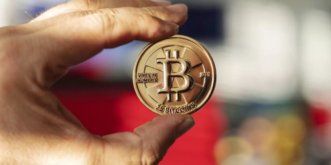 Die Diskussion um die Facebook-Währung Libra macht dem Bitcoin zu schaffen. kryptowährung bitcoin
