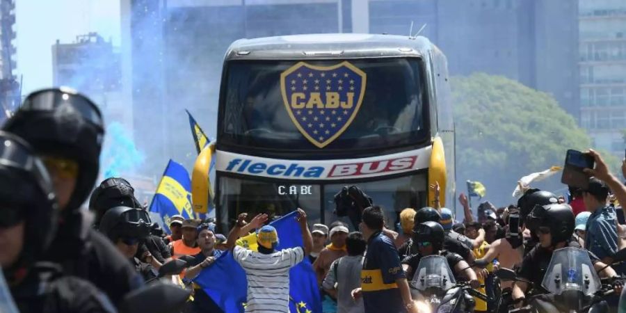 Der Mannschaftsbus der Boca Juniors wurde im vergangenen Jahr mit Steinen beworfen. Foto: Jose Romero/telam