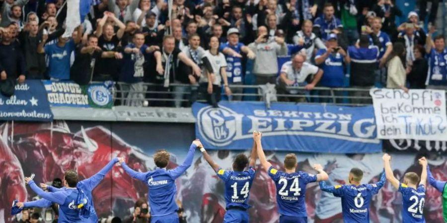 Die Schalker Spieler lassen sich nach dem Sieg in Leipzig von den Fans feiern. Foto: Jan Woitas