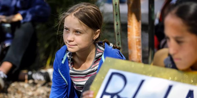Greta Thunberg, Klimaaktivistin und Schülerin aus Schweden, sitzt mit Teilnehmern am Rande einer Demonstration in North Dakota, USA. Klimastreik in Süddakota