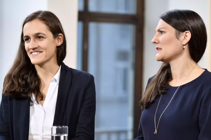 Marionna Schlatter-Schmid, links, Präsidentin Grüne Kanton Zürich und Tiana Angelina Moser, rechts, glp Kanton Zürich im Konferenzzentrum Walcheturm in Zürich bei den eidgenössischen Wahlen am Sonntag. Marionna Schlatter