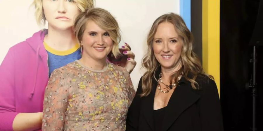 Schauspielerin Jillian Bell (l) und Jennifer Salke, Leiterin von Amazon Studios, bei der Premiere von «Brittany Runs a Marathon» in Los Angeles. Foto: dpa