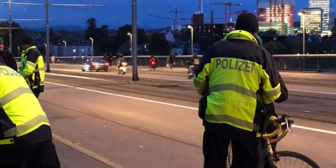Die Polizei hat im Feierabendverkehr die passierenden Velos per Augenschein auf die vorhandene Beleuchtung kontrolliert. Kontrolle