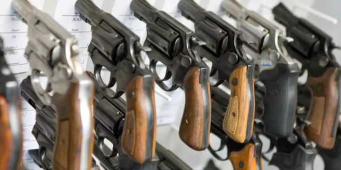 Revolver hängen in der Waffenkammer des Landeskriminalamts Mecklenburg-Vorpommern. - Bei den gefundenen Waffen handelt es sich laut Bundesinnenministerium etwa um Faustfeuerwaffen, Langwaffen, Kriegswaffen, Pyrotechnik oder Hieb- und Stichwaffen. Foto: Jens Büttner/Symbol Revolver hängen in der Waffenkammer des Landeskriminalamts Mecklenburg-Vorpommern. - Bei den gefundenen Waffen handelt es sich laut Bundesinnenministerium etwa um Faustfeuerwaffen, Langwaffen, Kriegswaffen, Pyrotechnik oder Hieb- und Stichwaffen. Foto: Jens Büttner/Symbol