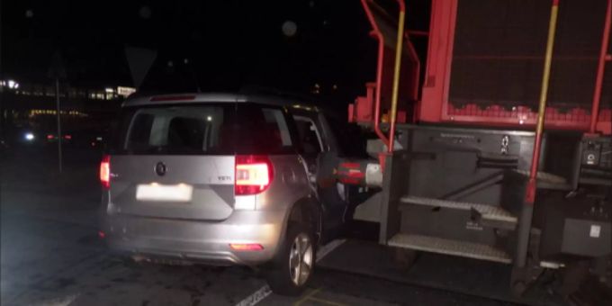 Schattdorf UR: Güterzug kollidiert mit Personenwagen. schattdorf
