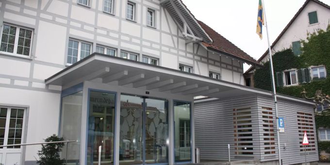 Der Eingang des Gemeindehauses Weiningen. Der Eingang des Gemeindehauses Weiningen.