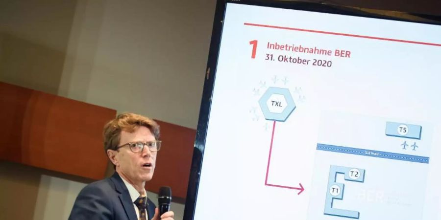 BER-Flughafen-Chef Engelbert Lütke Daldrup präsentiert das neue Eröffnungsdatum. Foto: Gregor Fischer/dpa