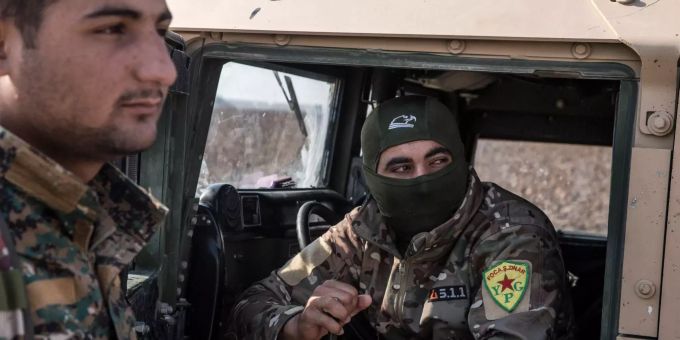 Die Kurdenmilizen lassen westliche Journalisten in ihre Gefängnisse für Interviews. YPG