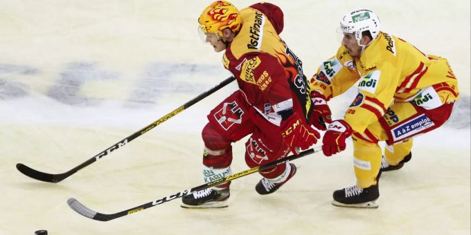 Langnaus Topscorer Harri Pesonen im Kampf mit Biels Damien Riat, im Eishockey Meisterschaftsspiel der National League zwischen den SCL Tigers und dem EHC Biel in der Ilfishalle in Langnau. EISHOCKEY, NATIONAL LEAGUE, MEISTERSCHAFT, QUALIFIKATION, SAISON 2019/20, SCL TIGERS, SCL, LANGNAU, EHC BIEL, BIEL, EHCB