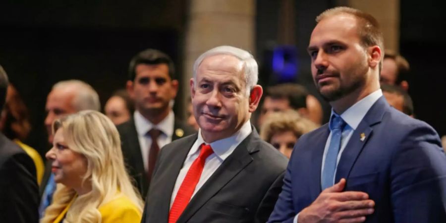 Benjamin Netanyahu (m.) und Eduardo Bolsonaro (r.)