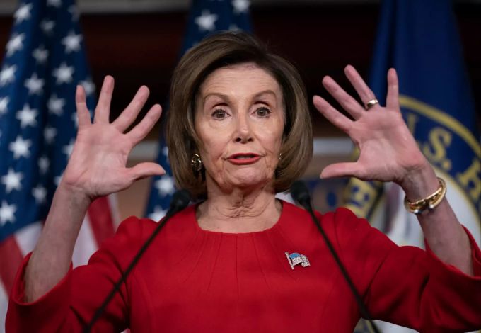 Nancy Pelosi, Sprecherin des US-Repräsentantenhauses, spricht einen Tag nach der ersten öffentlichen Anhörung zu den Impeachment-Ermittlungen der Demokraten gegen US-Präsident Trump mit Journalisten Amtsenthebungsverfahren in den USA