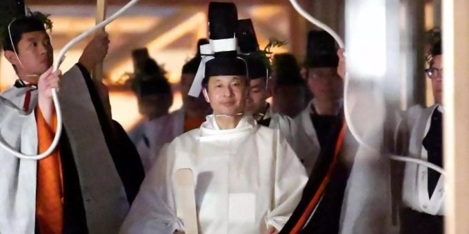 Japans Kaiser Naruhito (M) geht in Richtung Sukiden, eine von zwei Haupthallen am Schrein für Daijosai. Foto: Uncredited/Kyodo News/dpa Japans Kaiser Naruhito (M) geht in Richtung Sukiden, eine von zwei Haupthallen am Schrein für Daijosai. Foto: Uncredited/Kyodo News/dpa