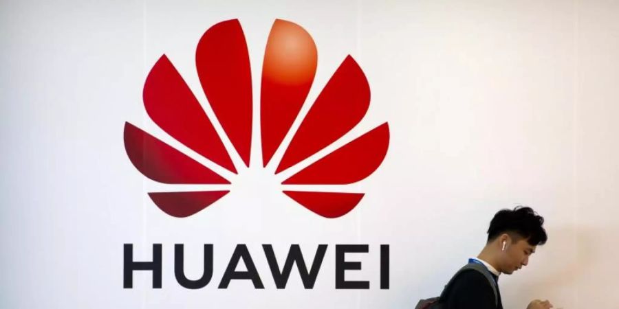 Das Logo des chinesischen Technologiekonzerns Huawei auf einem Messegelände in Peking. Foto: Mark Schiefelbein/AP/dpa