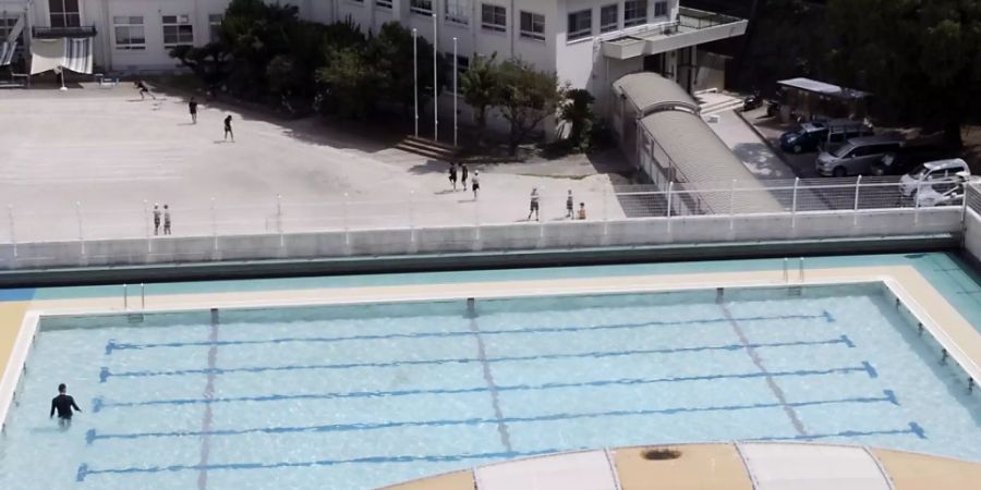 Video still «Swimming Pool» von Manor-Preisträger Sebastian Stadler, zu sehen in der Ausstellung «Pictures, I think» im Kunstmuseum St. Gallen.