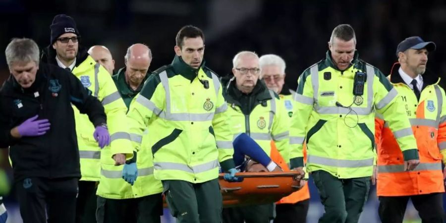 Evertons Andre Gomes wird von Sanitätern vom Feld getragen, nachdem er sich schwer am Bein verletzt hat. Foto: Nick Potts/PA Wire/dpa