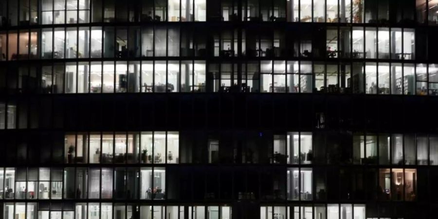 Beschäftigte mit verkürzten Ruhezeiten haben der Untersuchung zufolge mehr psychosomatische Beschwerden als Arbeitnehmer mit einer mindestens elfstündigen Pause zwischen Feierabend und Arbeitsbeginn. Foto: Martin Gerten/dpa