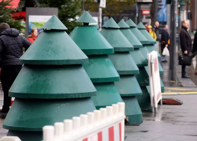 Beton-Poller am Essener Weihnachtsmarkt in Form eines Tannenbaums. essen