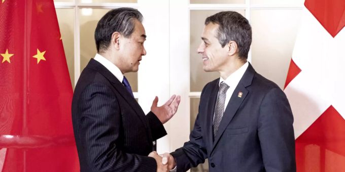 Aussenminister Ignazio Cassis und sein chinesischer Amtskollege Wang Yi bei dessen Besuch in Bern im Oktober 2019. china cassis