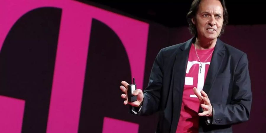 John Legere, Chef von T-Mobile US, gibt eine Pressekonferenz. Foto: Gary He/Insider Images/epa/dpa