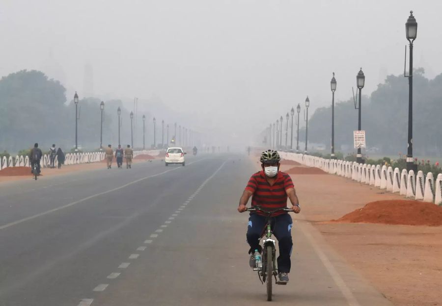 Indien belegt trotz versmogter Strassen in Neu-Dehli Platz 8. (AP Photo/Manish Swarup)