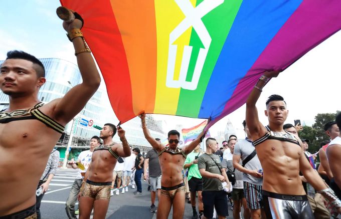 Teilnehmer der Pride-Parade in Taiwan halten eine Regenbogenfahne. Taiwan